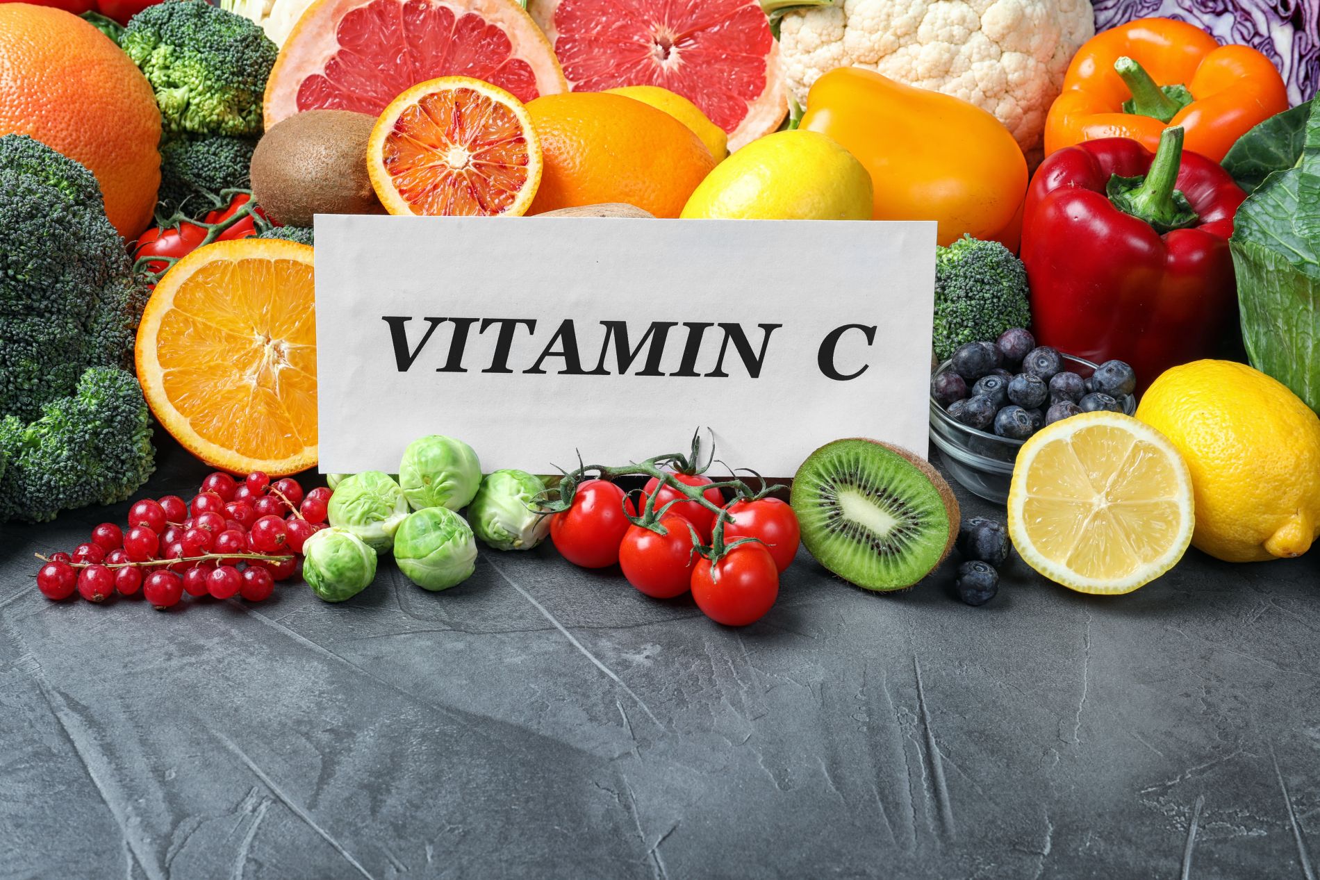 Ovoce a zelenina s tabulkou s nápisem vitamin c