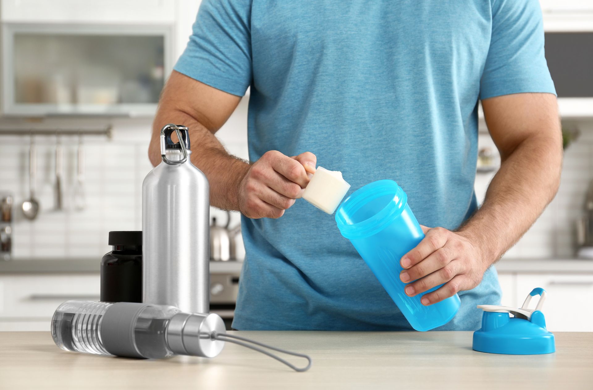 Muškarac koji priprema shake s proteinskim dodatkom